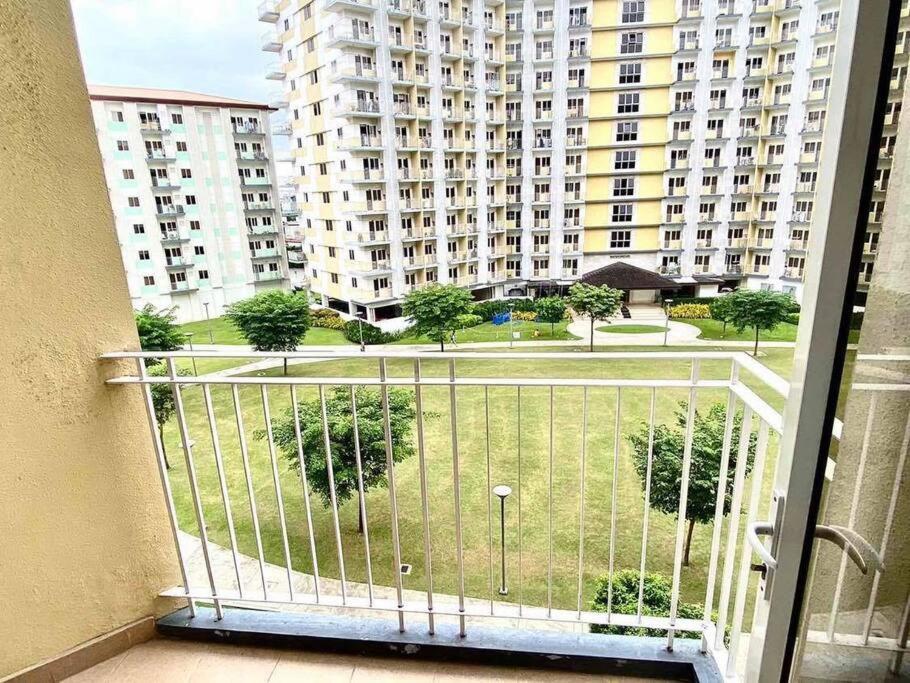 Field Residences Paranaque City Экстерьер фото