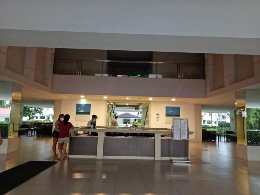 Field Residences Paranaque City Экстерьер фото
